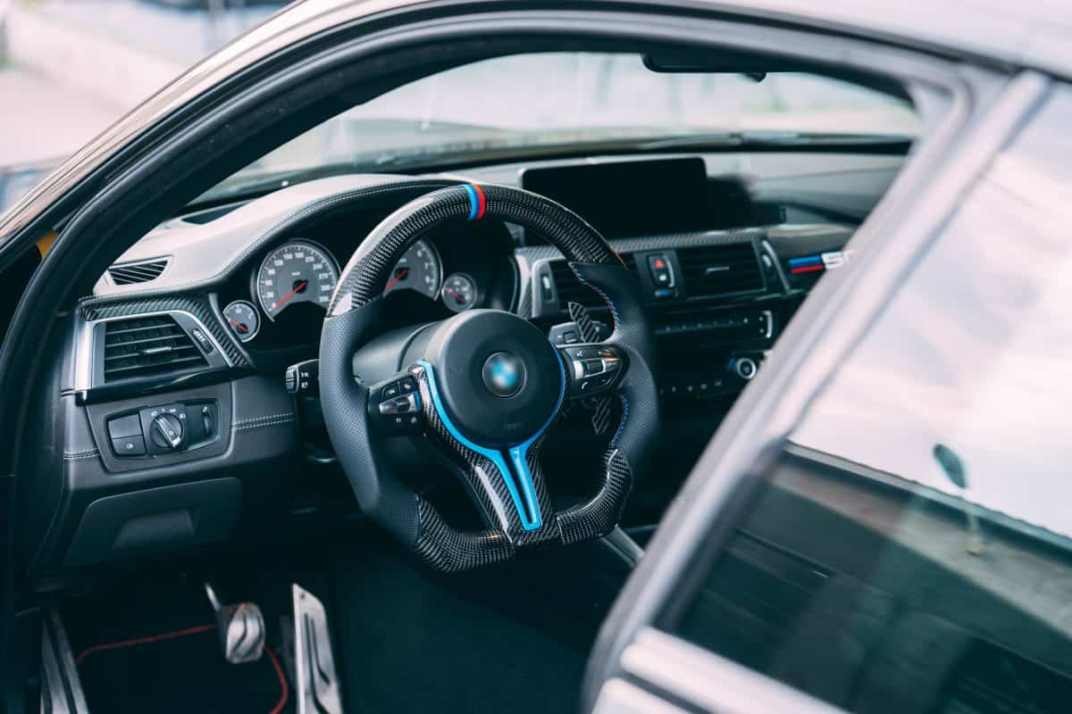 iCarPro BMW F30 F80 F82 F87 carbon fiber steering wheel with blue cover installed view