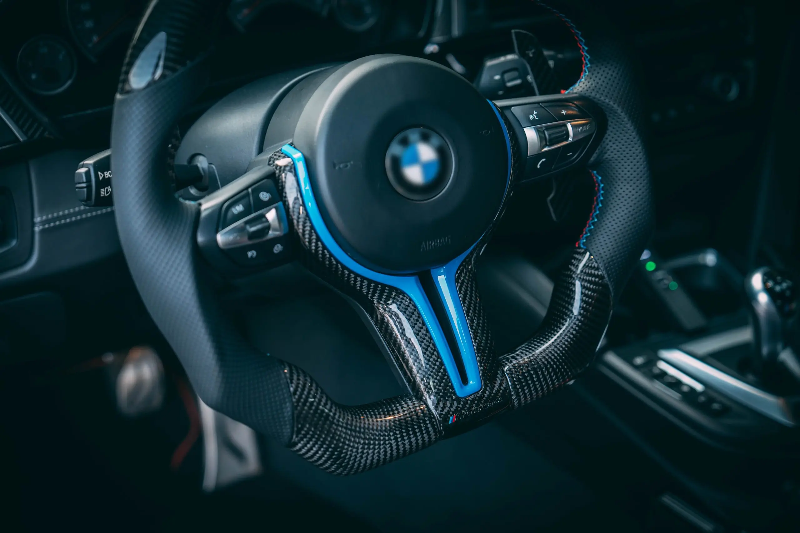 iCarPro BMW F30 F80 F82 F87 carbon fiber steering wheel with blue cover installed view
