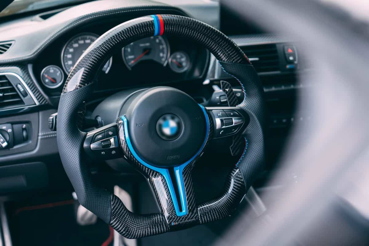 iCarPro BMW F30 F80 F82 F87 carbon fiber steering wheel with blue cover installed view